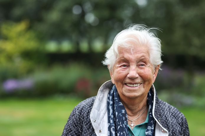 Het 100-jarige bestaan van de St. Alphonsusschool in Harbrinkhoek wordt zondag 7-11 gevierd met een reünie. De 100-jarige Tonnie Oude Breuil-Bekke blijkt de oudste nog levende leerling te zijn.