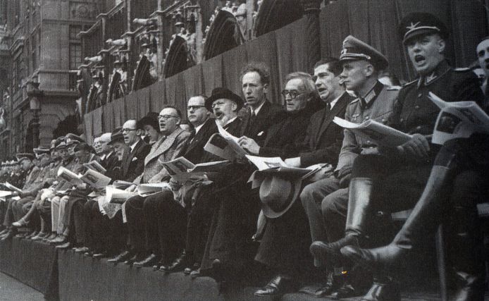 Vlaams nationaal zangfeest op 31 augustus 1941 in Brussel. Met Rob Van Roosbroeck lange man met krullend haar in midden, die in 1988 de gouden erespeld van Oosterhout kreeg.