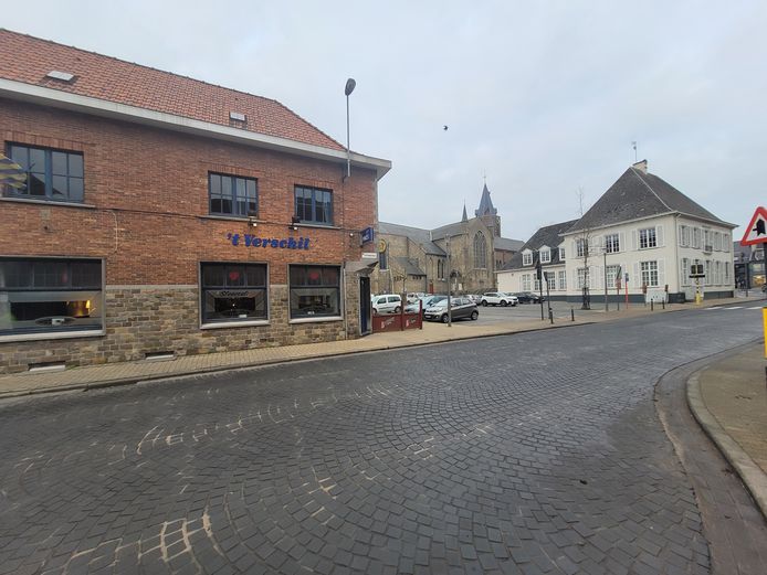 Café 't Verschil op de Eernegemse Markt. Het witte gebouw rechts op de foto is het politiekantoor.