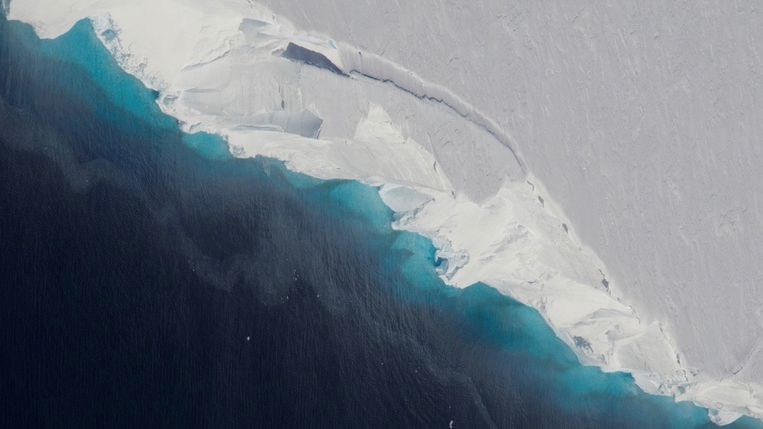Er ontstaan grote scheuren in de oostelijke ijsplaat die de Thwaites-gletsjer stut en de gletsjer tegenhoudt. Beeld BELGAIMAGE