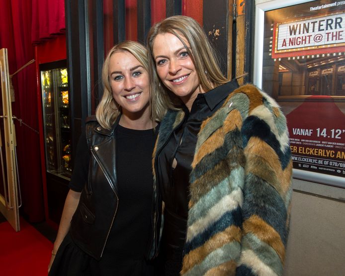In Beeld Bv S Krijgen Het Warm Van Strippende Collega S Showbizz Hln Be