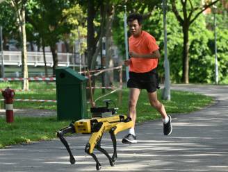 Deze robothond zorgt ervoor dat in Singapore de ‘social distancing’ wordt gerespecteerd