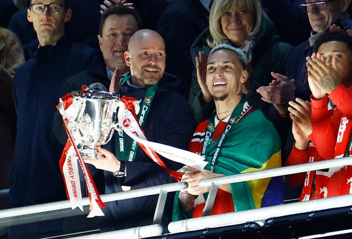 Manchester United-manager Erik ten Hag met de beker naast Antony.