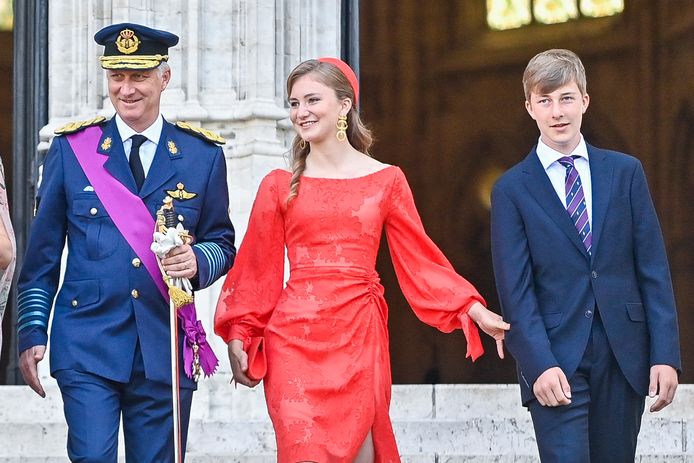 Een blik op de outfit van kroonprinses Elisabeth.