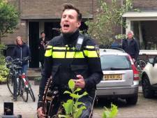 Zingende politieagent bestolen: ‘De gitaar mag je niet afpakken van een muzikant’
