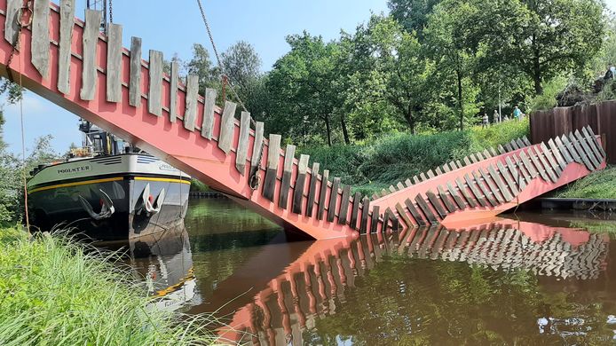 Beeld van de ingezakte faunabrug over het Beatrixkanaal in Eindhoven dat de gemeente op verzoek openbaar heeft gemaakt.