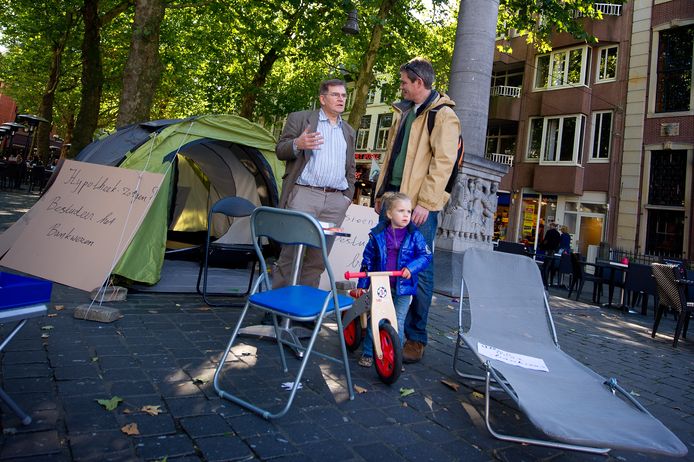 In 2011 haakte Hugo Jansen uit Ossendrecht niet aan bij het grote Occupy-protest in Amsterdam, maar stond zelf met zijn tentje op de Grote Markt in Breda om met passanten in discussie te gaan over de crisis in de wereld.