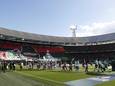 De spelers van NEC en Feyenoord komen het veld op in De Kuip voor de bekerfinale met op de achtergrond het schitterende spandoek van de NEC-fans.