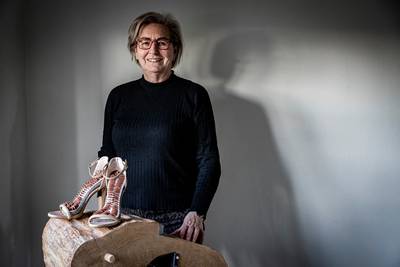 Sandaaltje met munten als symbool voor de ‘gierige zus’: Cathrien uit Riethoven laat familiekarakter