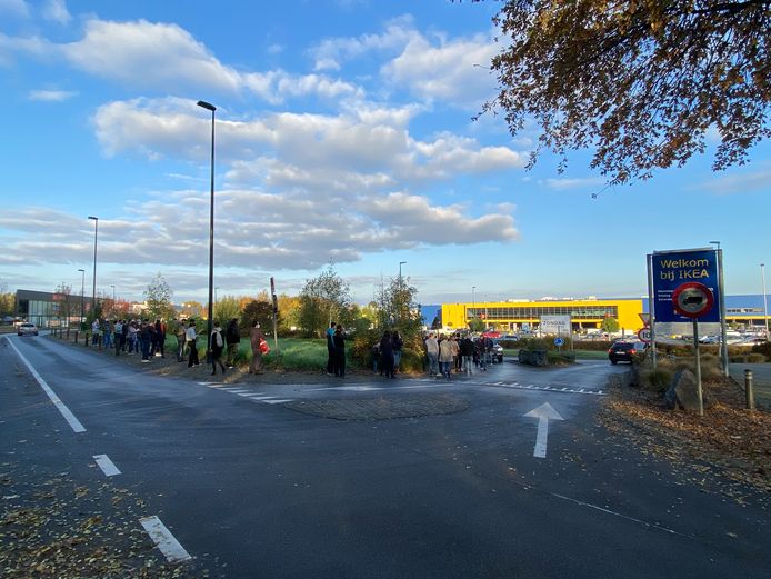 Er staat een enorme rij aan Ikea Zaventem.