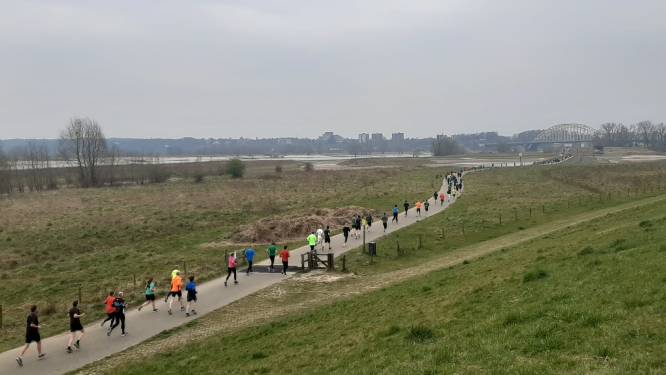 Duizenden lopers rennen Stevensloop in Nijmegen: eerste loop zonder bekers maar mét Ooho