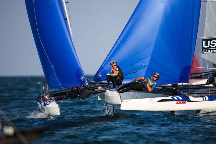 Het zeilen in de Nacra 17-catamaran levert fijne beelden op, met Laila van der Meer (l ) en Bjarne Bouwer.