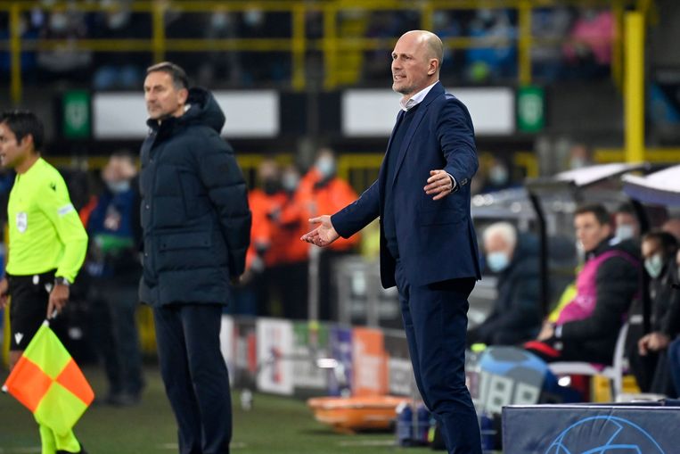 Coach Philippe Clement kijkt toe hoe zijn ploeg met 0-5 verliest van RB Leipzig, woensdagavond in Brugge. Beeld Photo News