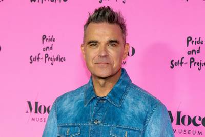 Robbie Williams (50) laat in zijn hoofd kijken in eerste kunstexpositie: “Vanaf ik lid werd van Take That ging mijn mentale gezondheid achteruit”