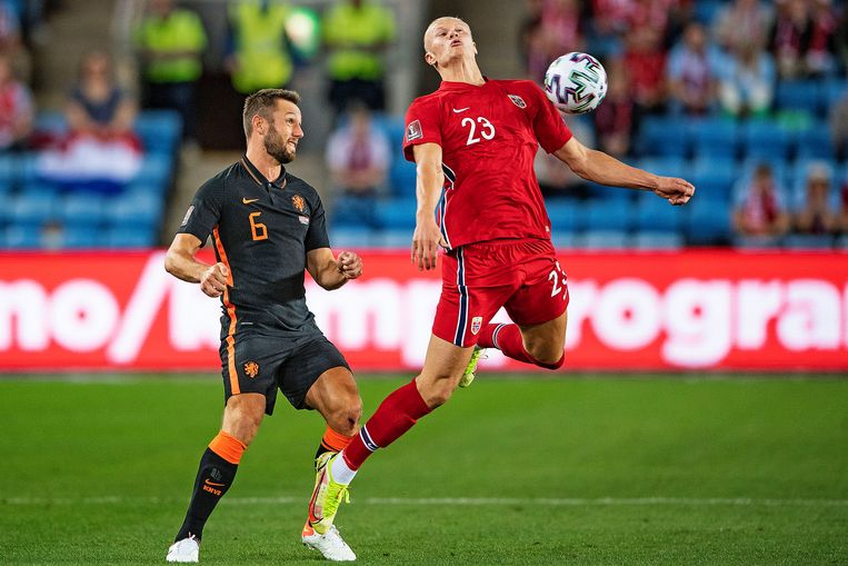 De Noor Erling Haaland (rode shirt) controleert de bal in duel met Oranje-verdediger Stefan de Vrij. Beeld Guus Dubbelman / de Volkskrant