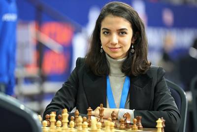 Weer protestactie van sporter tegen Iraans regime: schaakster Sara Khadem verschijnt zonder hoofddoek op toernooi