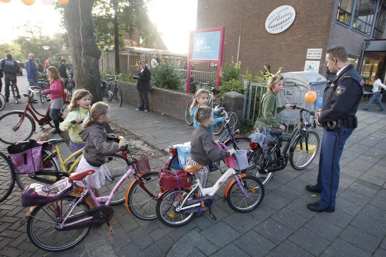 Chirurgie naakt Aanpassen Op voeten en fietsen naar school | Foto | destentor.nl