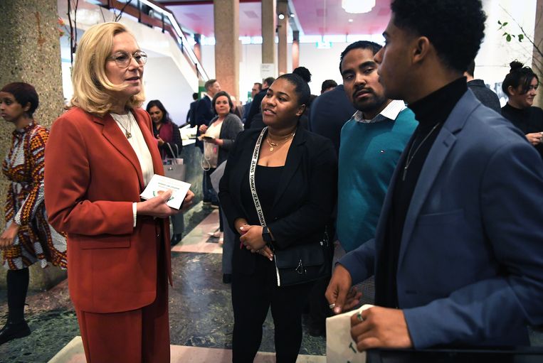 Sigrid Kaag in gesprek met bezoekers van het congres. Beeld Marcel van den Bergh / de Volkskrant