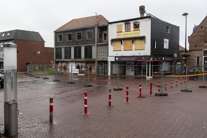 De zolderverdieping van het pand aan de Markt 19 is zwaar verwoest door de brand van vorig maand. Het pand en het naastgelegen gebouw worden gesloopt, meldt de gemeente.
