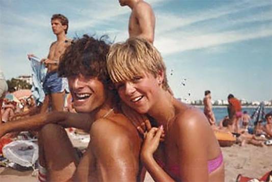Alexander en Caroline op het Franse strand.