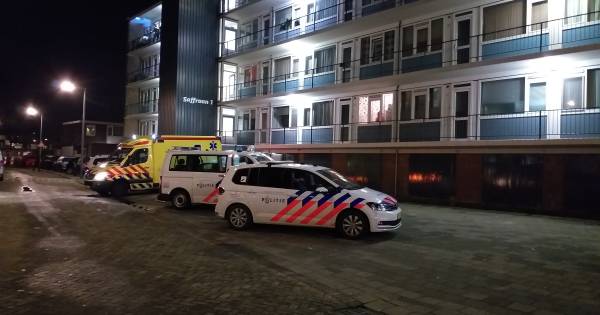 "De overval zou zijn gepleegd door twee als pakketbezorgers vermomde mannen.