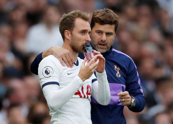 Christian Eriksen in gesprek met Mauricio Pochettino.