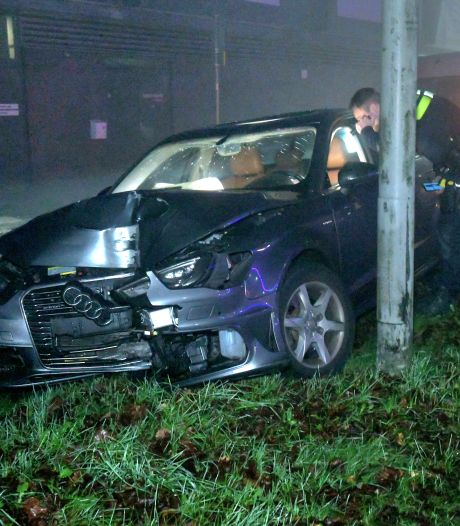 Automobiliste ramt met Audi lantaarnpaal uit de grond en moet mee naar politiebureau