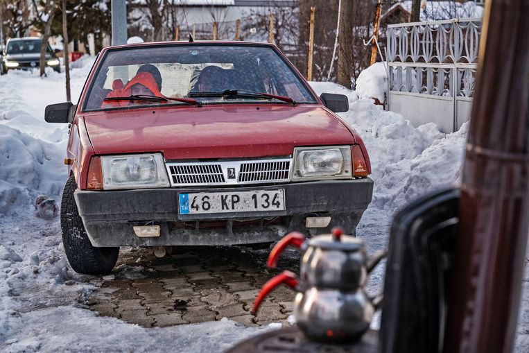 Een dakloos geworden gezin uit Göksun ontvlucht de vrieskou in de auto. De motor draait stationair voor de warmte. Op een kacheltje wordt thee gezet.  Beeld Guus Dubbelman / de Volkskrant