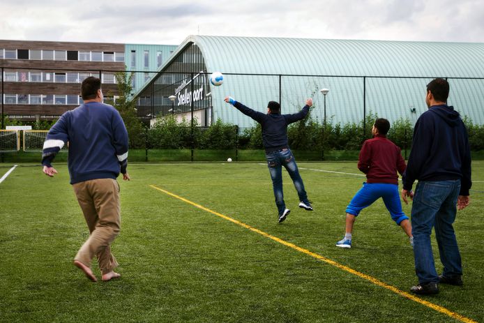 Vluchtelingen aan het voetballen op het veld van SC Woerden. Archieffoto.