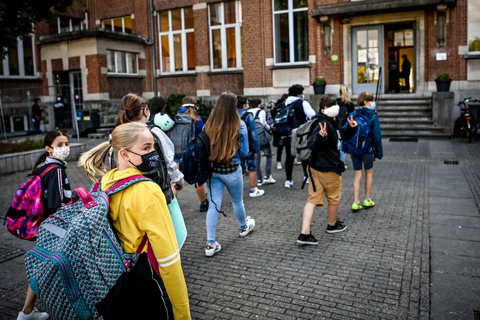 Secundaire scholen in de Vlaamse Rand zullen vanaf 1 september dit jaar 70 procent van hun plaatsen kunnen voorbehouden voor kinderen die altijd al naar Nederlandstalige scholen gingen. Basisscholen mogen dan weer voorrang geven aan kinderen uit de eigen gemeente.
