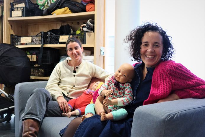 Verantwoordelijke Leen Diels en schepen Gabriella De Francesco in de babytheek