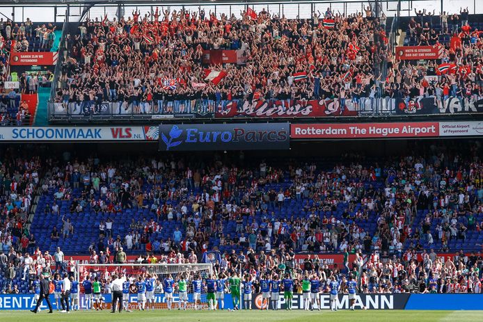 Na afloop van Feyenoord - FC Twente zijn FC Twente-supporters slaags geraakt met Twentse Feyenoord-supporters op een parkeerplaats langs de A1.