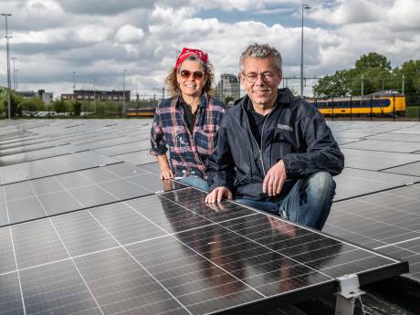 Bijzondere blikvanger langs het Deventer spoor, dankzij Sabien en Honny: ‘Hopen voorbeeld te zijn’
