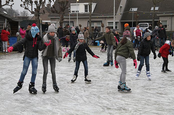 Schaatspret op een ondergesproten grasveld in Berkel-Enschot. Het ijsbaantje aan de Brendersstraat heeft ook een plekje in het verzamelalbum