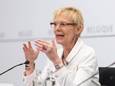 "Tegen eind dit jaar moet de overgangsuitkering voor jonge weduwen en weduwnaars automatisch gebeuren" zegt minister van Pensioenen Lalieux aan HLN.