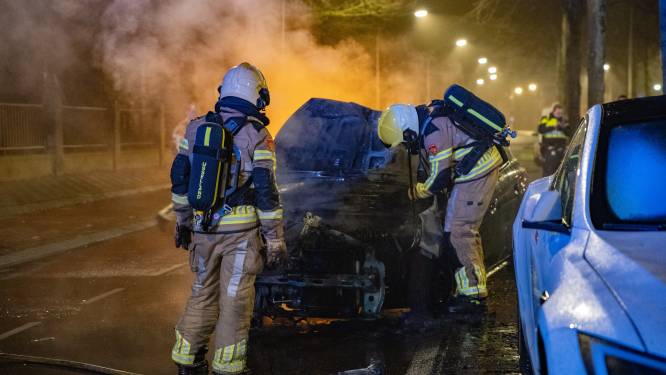 Auto rolt brandend de weg op in Deventer, politie vermoedt brandstichting
