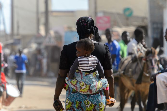Een moeder wandelt met haar baby door de straten van Lagos, Nigeria. (Illustratiefoto)à