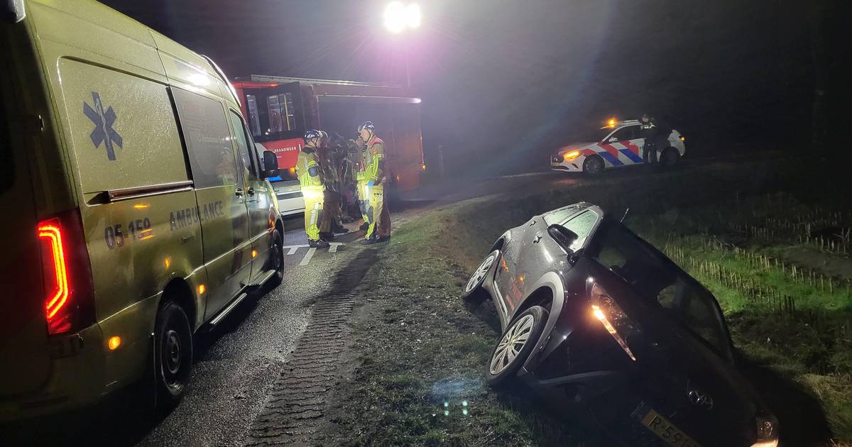 Automobiliste gewond naar ziekenhuis na ongeval in Manderveen.