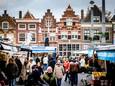 Mensen doen boodschappen op de weekmarkt in Dordrecht, nu nog op het Statenplein. Er zijn plannen om die markt te verkassen naar de Bagijnhof.