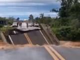 Braziliaan stapt net op tijd achteruit als brug wegspoelt