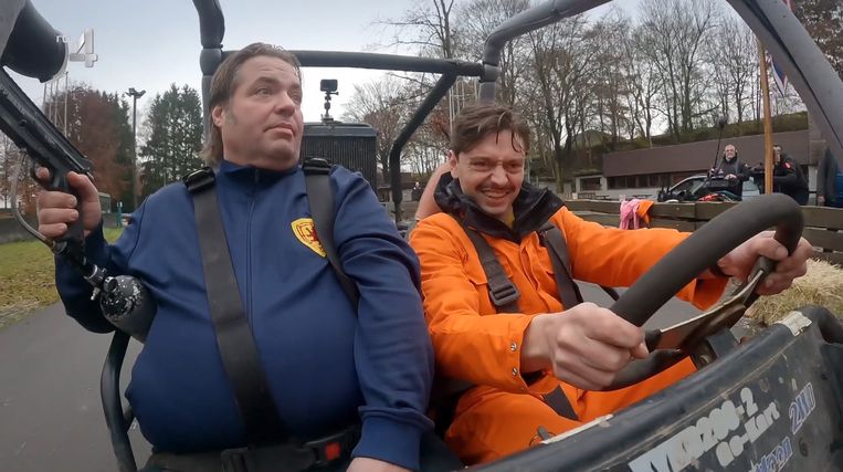 Frank en Stefano in de buggy in De verraders Beeld De Verraders