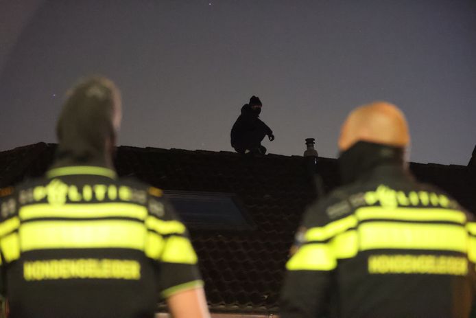 Agenten en brandweerlieden zijn twee uur bezig geweest om de gevluchte inbreker van het dak af te krijgen aan de Windpeluw in Wateringen.