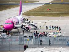 Volle vliegtuigen op ‘Asperge Airport’ Eindhoven; luchthaven worstelt met die 1,5 meter