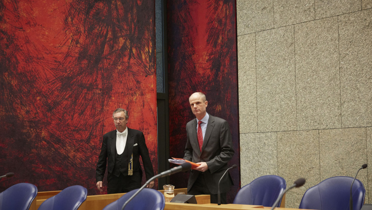Minister Stef Blok van Wonen komt aan voor het debat in de Tweede Kamer over het woningakkoord. Beeld ANP