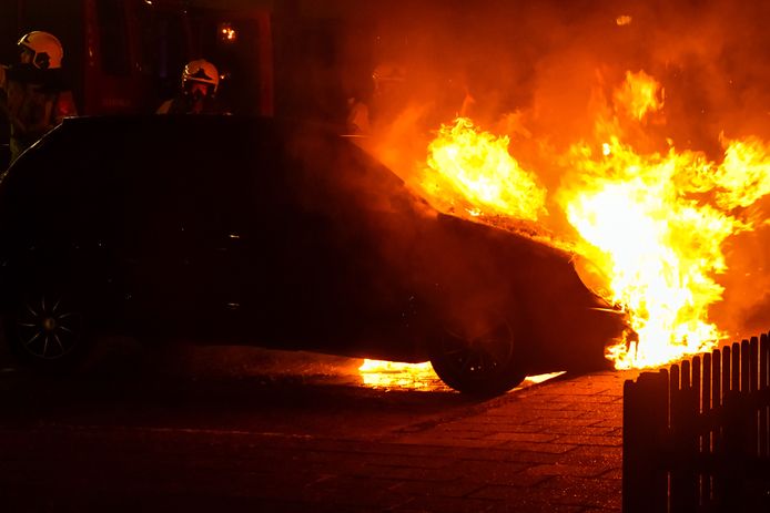 De autobrand aan het Oosterveld in Enschede.