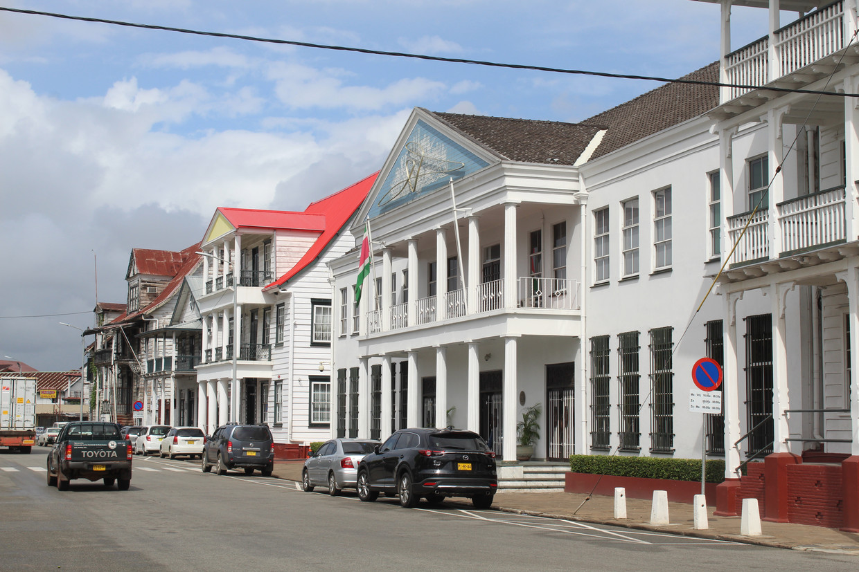 De Centrale Bank van Suriname in hoofdstad Paramaribo. Beeld Zoë Deceuninck