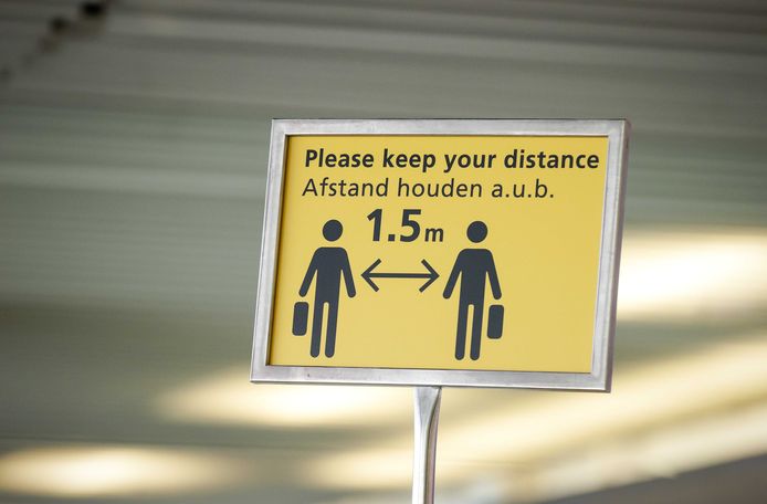 Een bord met de anderhalvemetermaatregel in de Nederlandse luchthaven Schiphol.