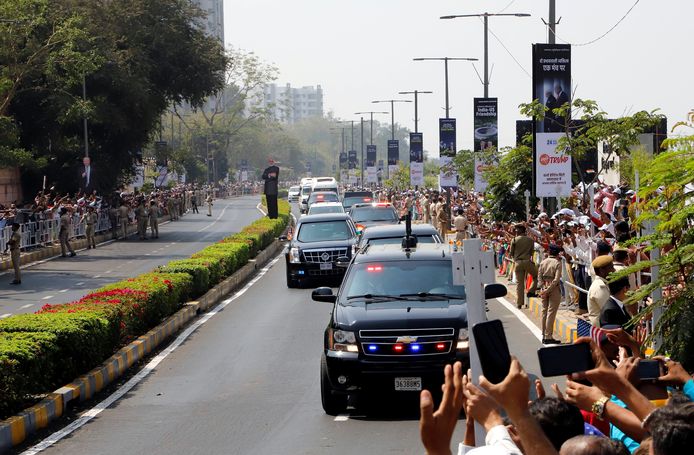 De president met zijn colonne aan veiligheidswagen op weg naar  het Motera Stadion.