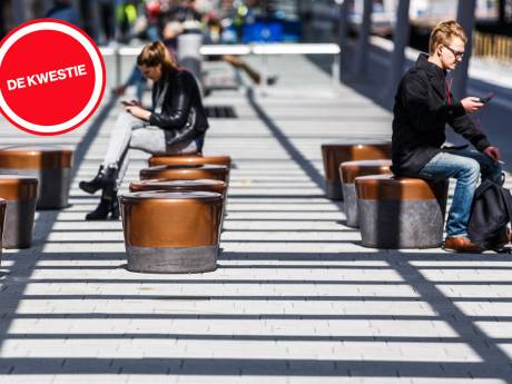 Stenen poefjes op Rotterdam CS: ‘Domme pukkels. Minachting voor de reiziger’