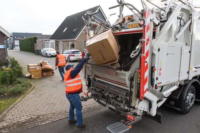 PreZero wil stoppen met inzameling oud papier; Overbetuwe wil bedrijf ...